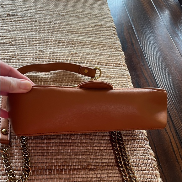 Tan Shoulder Bag with Gold Chain - Picture 4 of 4